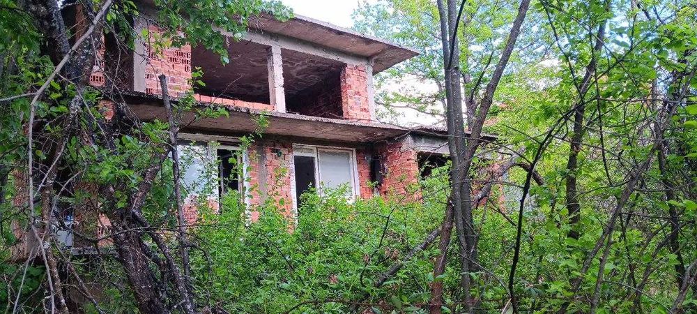 Имот 3 дка срещу яз. Сопот • Урбанизиран парцел + къща