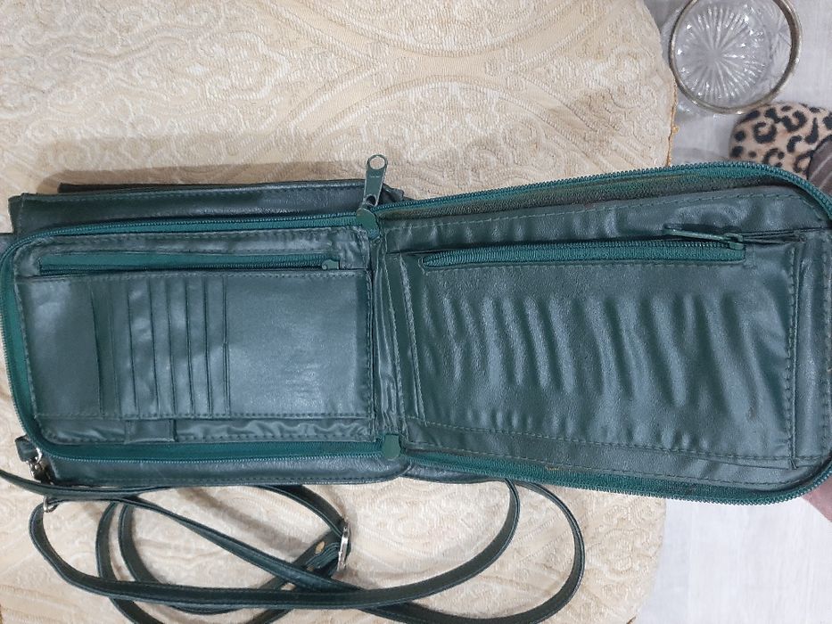 Симпатичная сумочка ,привозная,удобная ,много каршашек