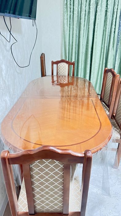 Стол и стулья из дерево.