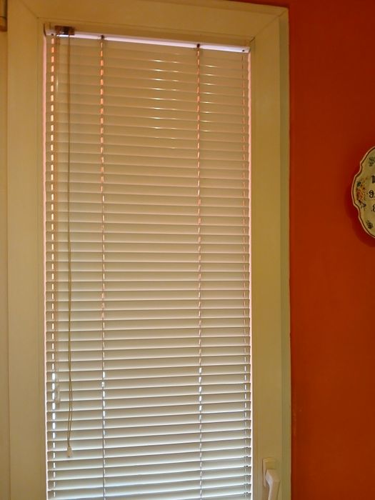 Продава се единична алуминиева щора,бледо сива