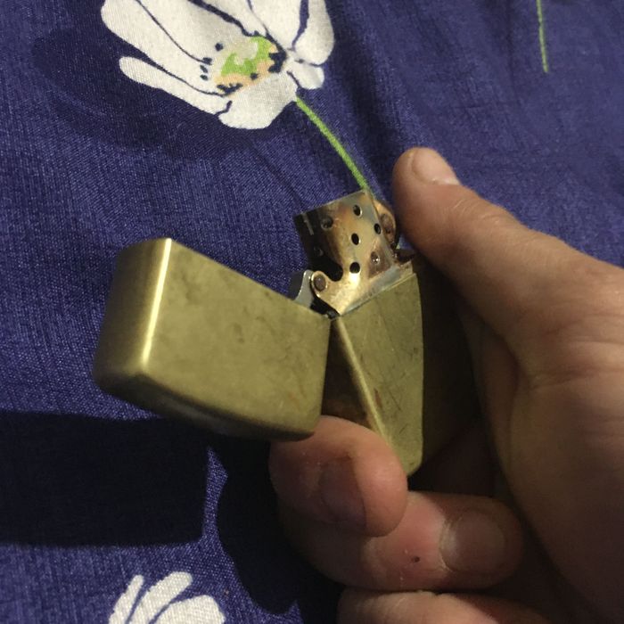 Se vinde in special pentru colecționari zippo gold, bradford,Pa. 12, j