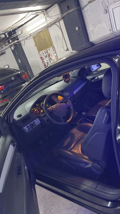 Opel Astra H GTC ( 1.6 Benzina )