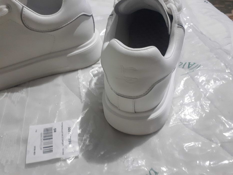 Sneakers  Luca di Gioia albi din piele -- Banii merg la un baiat bolnav de cancer.