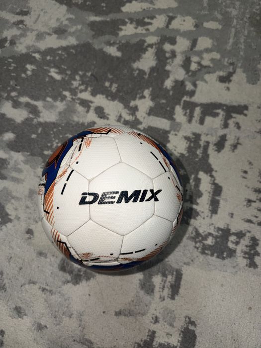 Оригинальный футзальный мяч Demix DF600 Sala.