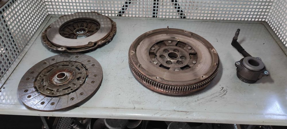 Kit ambreiaj cu volanta si rulment  vw volkswagen touran 2.0 BMP BMM