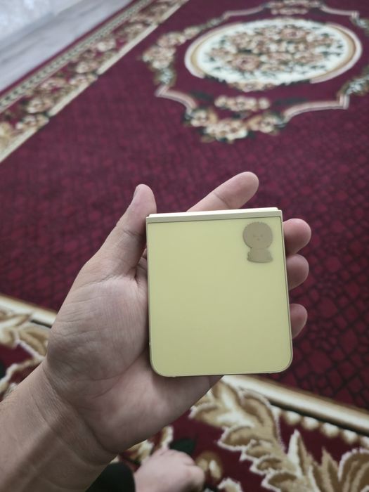 Samsung z flip 6 12/256 pamit qiz bola tutgan xolati yangi