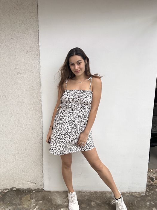 Бяло-черна рокля на цветчета BERSHKA