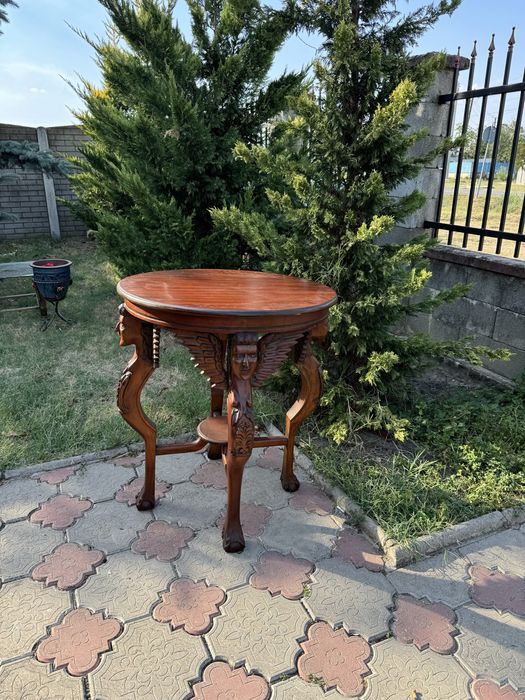 Masă din lemn masiv cu sculpturi