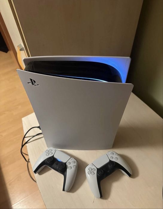 consola PlayStation 5 cu CD de 1 TB + 2 controllere