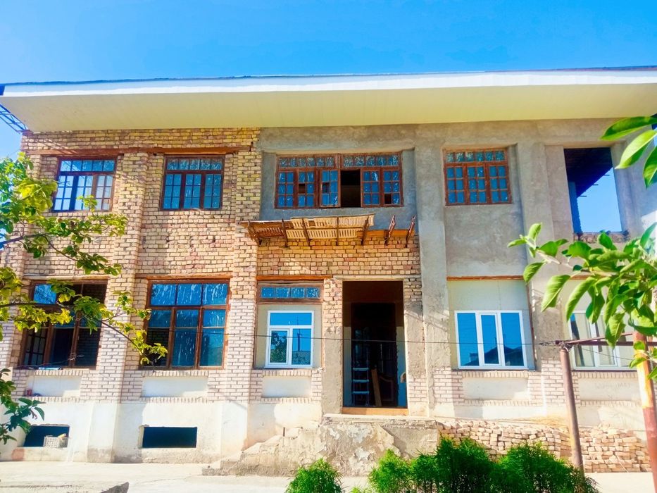 Uy sotiladi, 2 qavatli ,yer tolasi,garaji mavlud