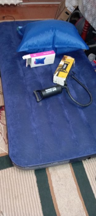 Надувной матрас и подушка с насосам.