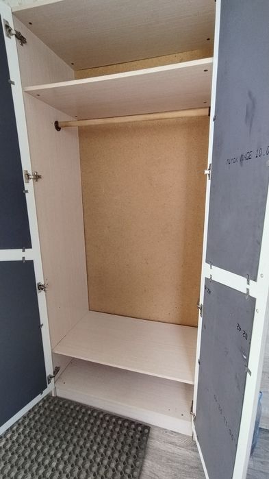 Шкаф с зеркалом,бесплатно