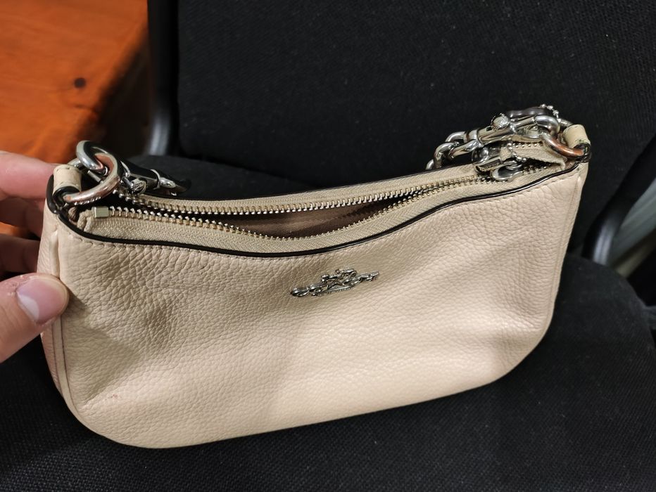 Сумочка — модель Coach Teri Shoulder Bag.