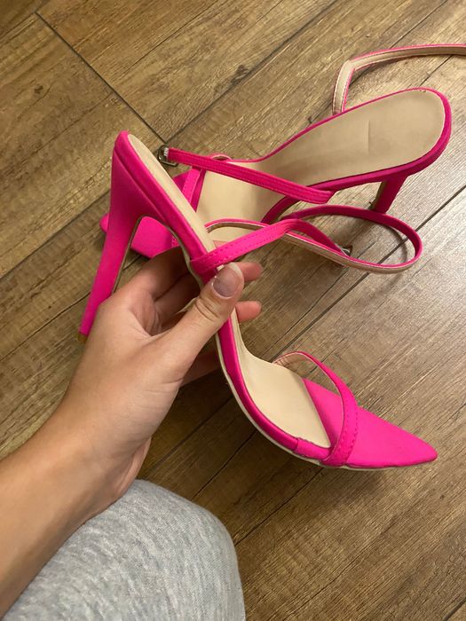 Високи розови токчета