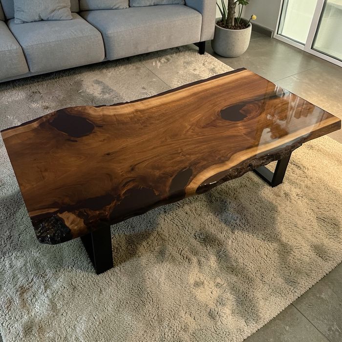 Уникални ръчно изработени маси и интериор от дърво и епоксидна смола