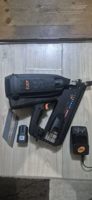 Pistol cuie profesional