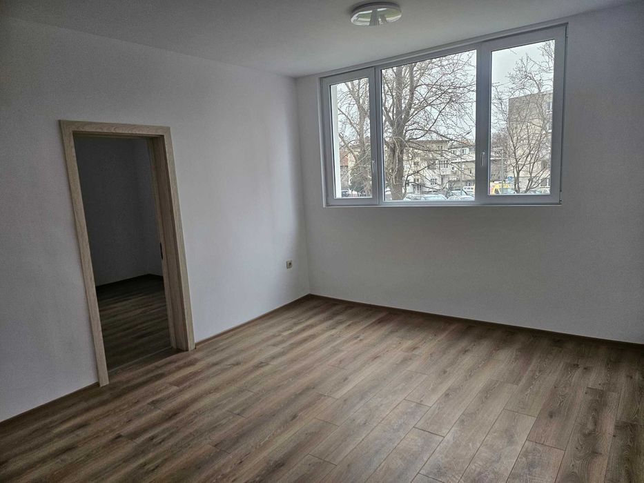 Двустаен, преустроен в тристаен - базар Левски