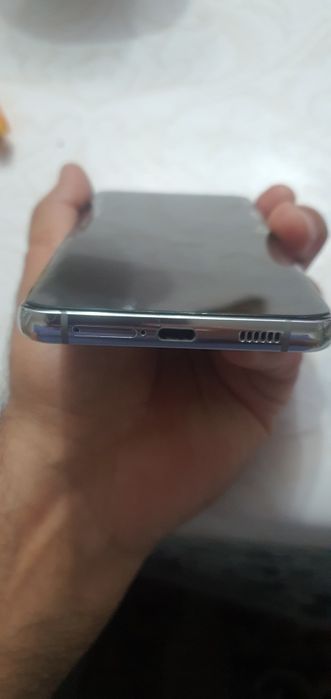 Samsung s 21 ultra arqasi burcegida yoriq cizig'i bor