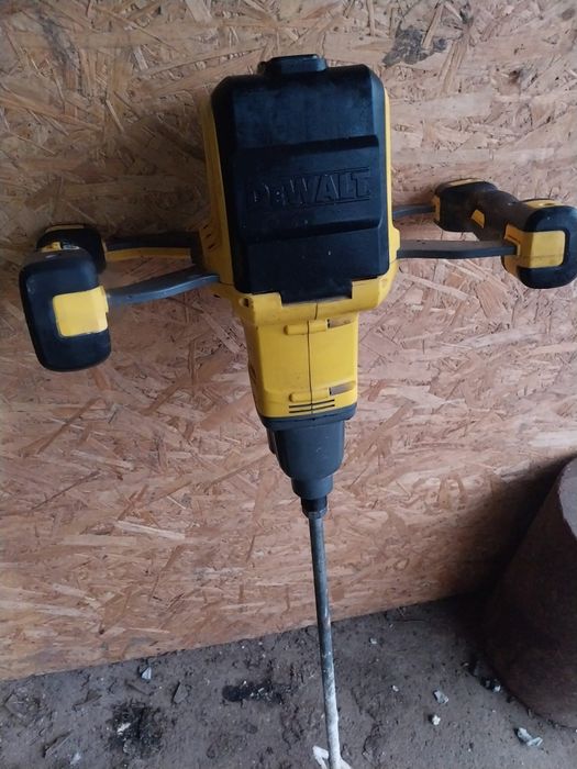 Malaxor adeziv dewalt