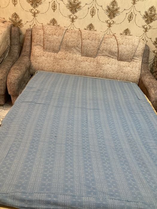 Срочно продаётся югославская мягкая мебель и журнальный столик