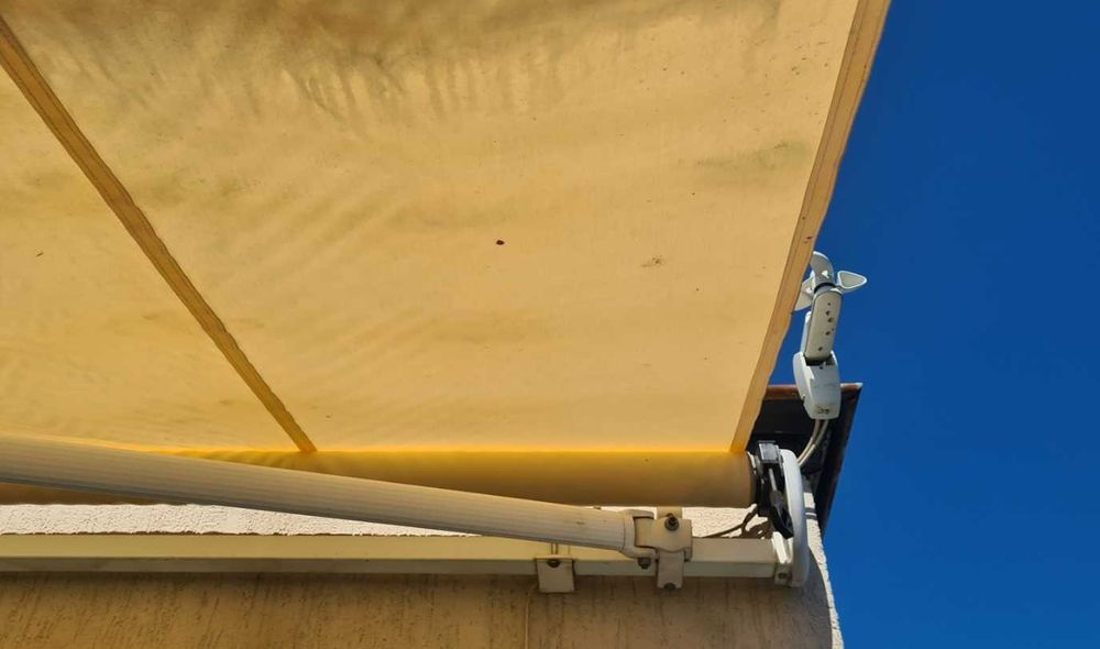 Слънцезащитна тента с ширина 370 cm и електрическо задвижване и дистанционно (опция) сензор за вятър