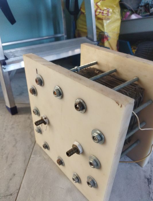 Элекролизер производит водород кислород