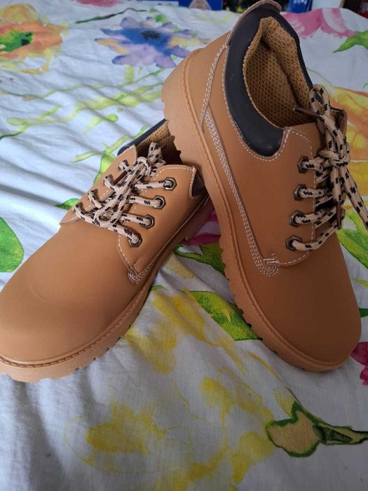 Bocanci noi cu eticheta maro