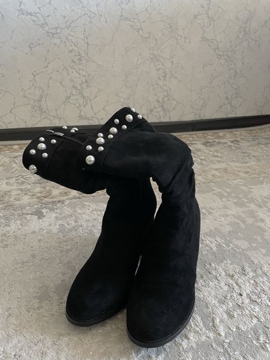 Продаются замшевые сапоги с камнем