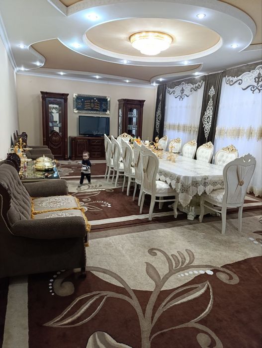 Янгибозор тумани марказидаги ховли уй сотилмоқда.
348 кв.м. уй, 7.26 с