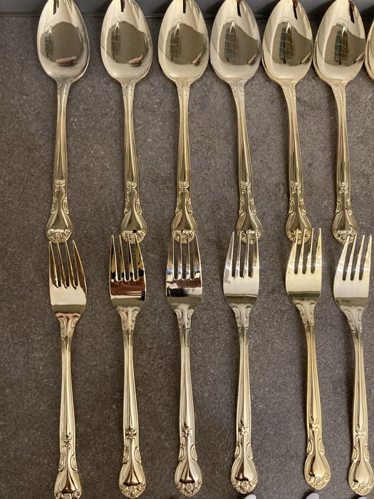 Прибори за хранене за 12 човека