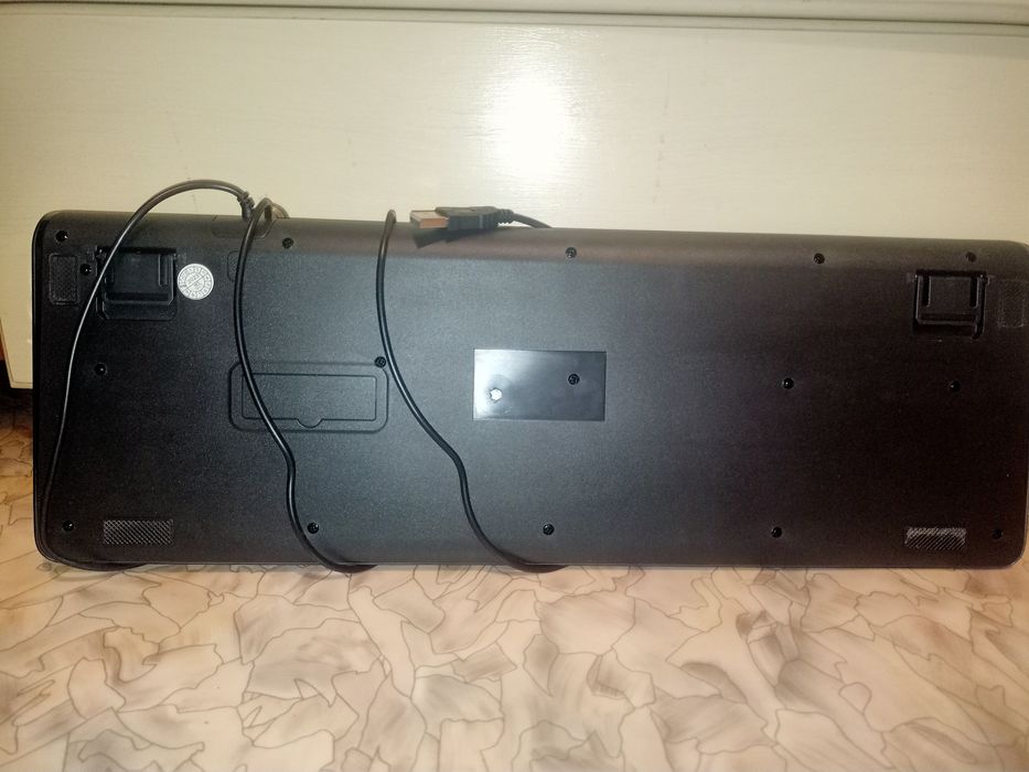 Клавеатура  ей 2 недели почти новая