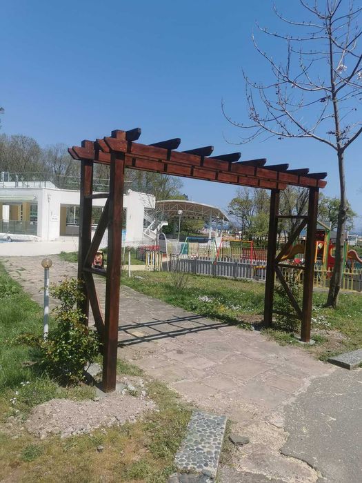 Изграждаме дървени навеси, парапети, подиуми с декинг и др.