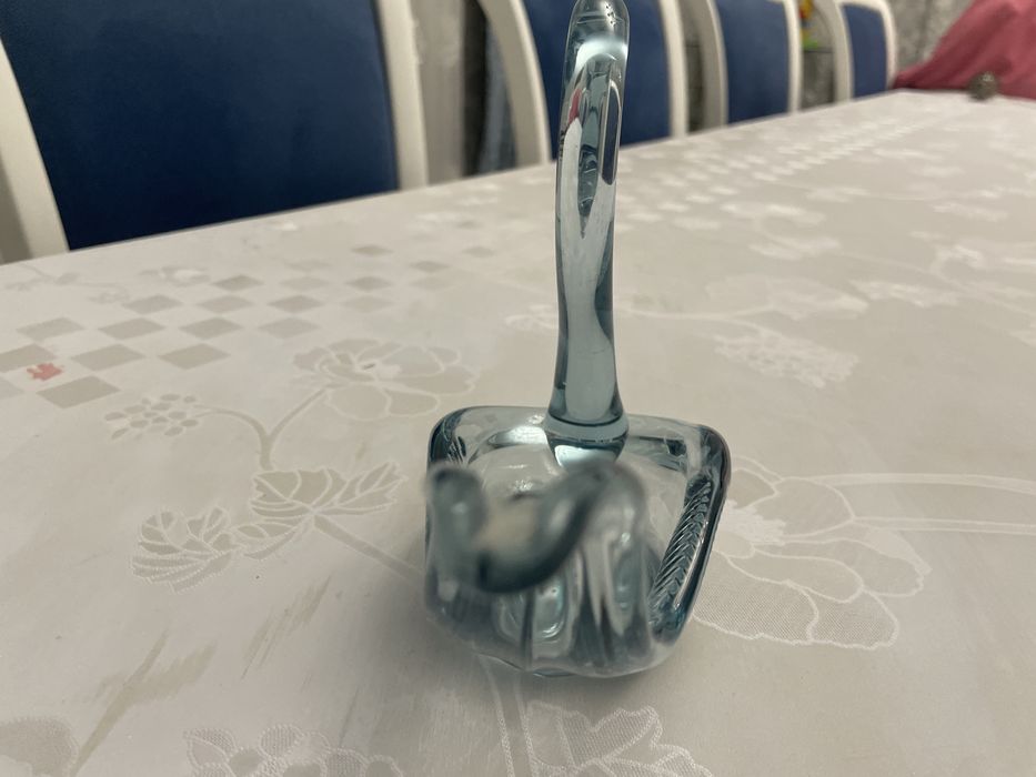 продам стекляный  лебедь