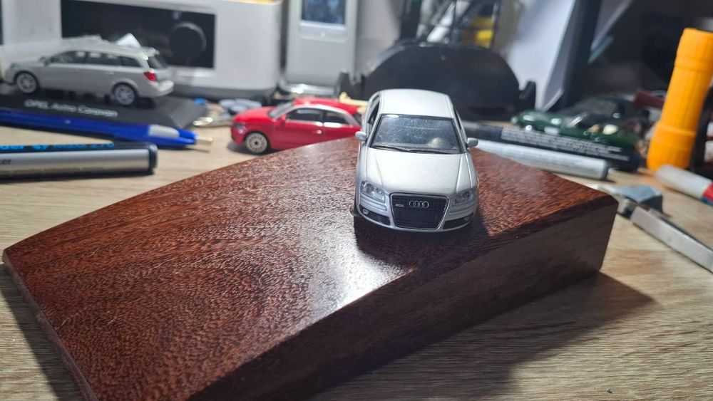 Аudi A8 -Minichamps