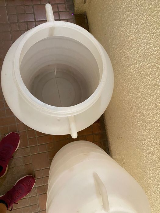 2 нови бидона по 60 литра