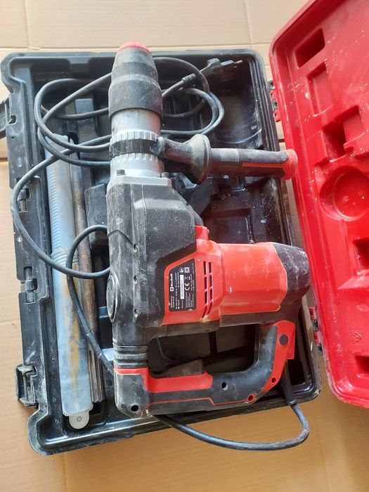 Ciocanul rotopercutor Einhell TE-RH 40 3F are 1.050 W și trei funcții: găurire cu percuție și dăltuire cu/fără fixare.