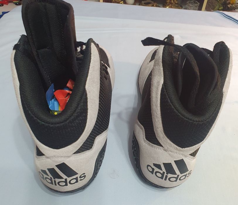 Adidas gheata numaru  45 si  1/2