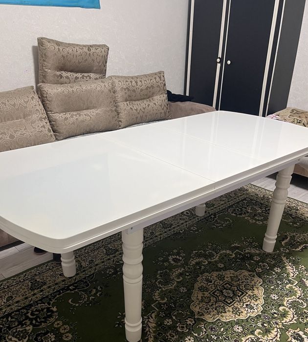 Стол для гостинной