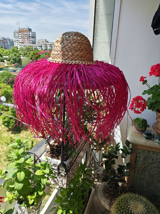 Сламена капела с ресни