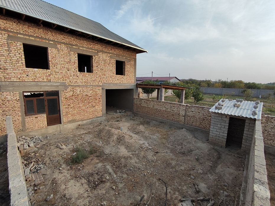 Katej uslubidagi hovli sotiladi.