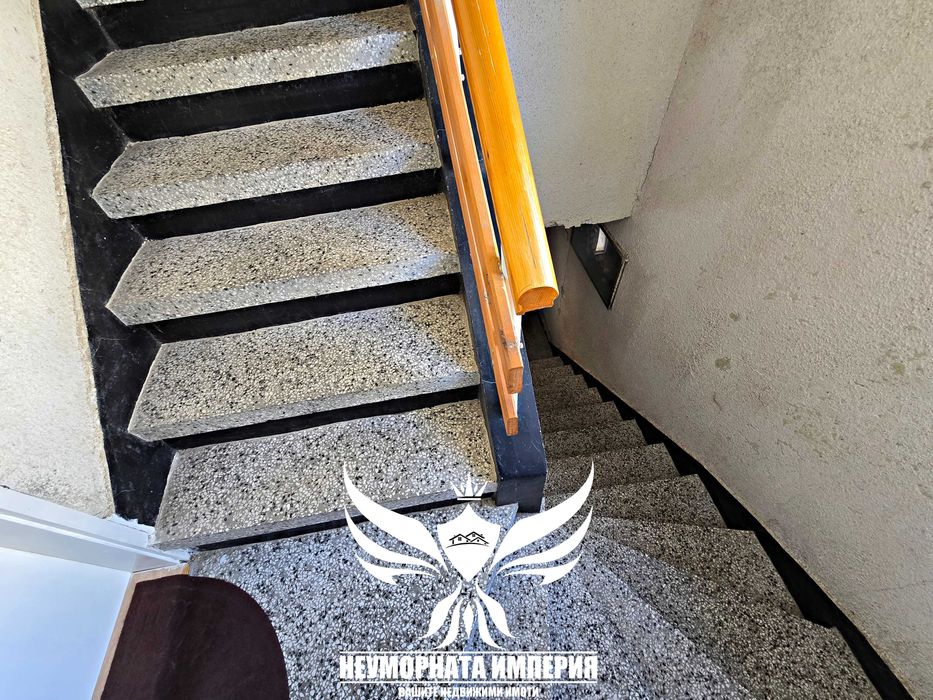 Продавам тристаен и двустаен 176РЗП с гараж в гр.Асеновград, кв.Изток