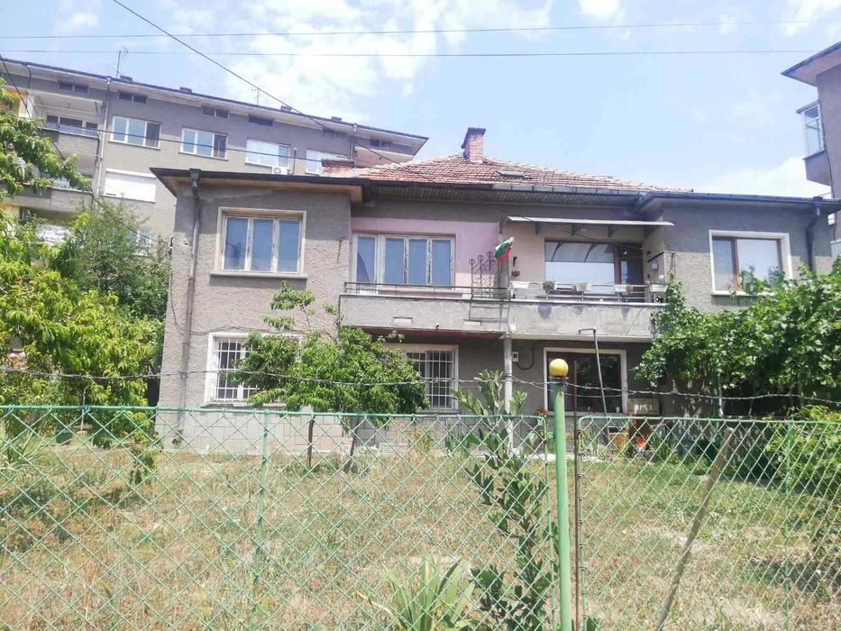 Mонолитна къща близнак в широкия център на гр. Казанлък, под Полицията