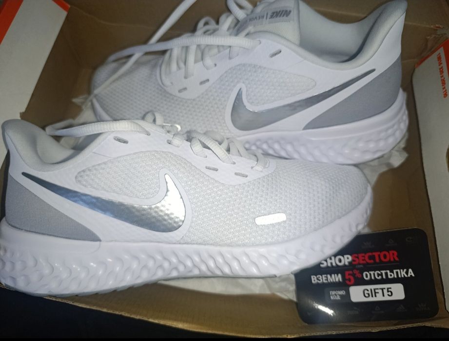 Чисто нови маратонки Nike Revolution  5