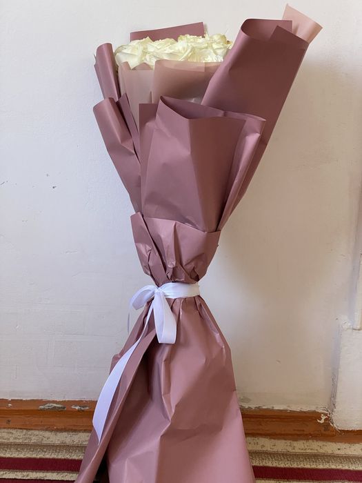 Беллые розы красивый