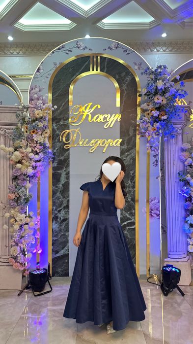 Синнее длинное атласное платье