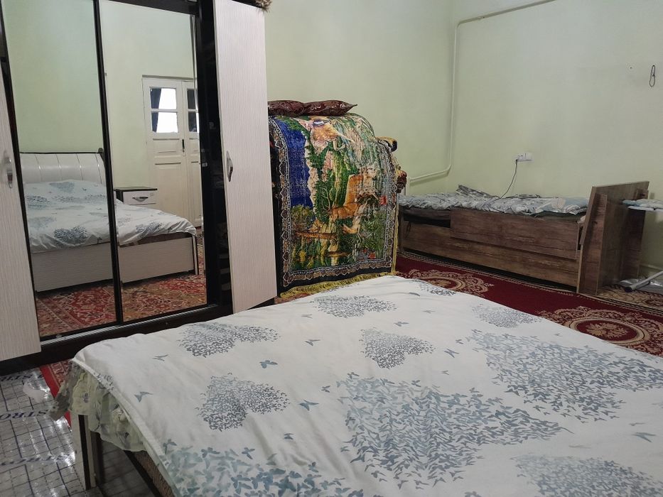 Уй сотилади.кармана бозори амир маркет йонида