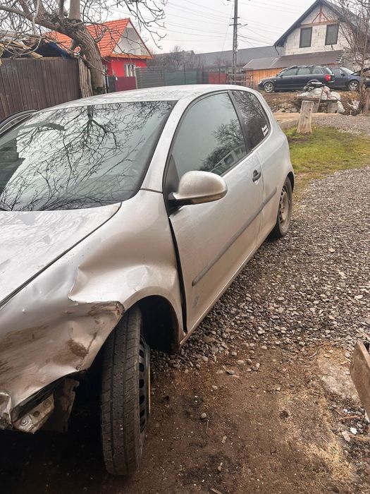 Golf 5 avariat de vanzare ori dezmembrare