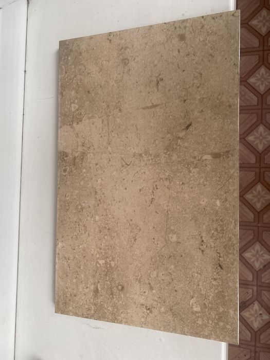 Коричневый и белый кафель