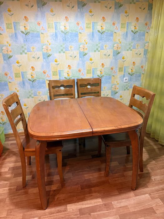 Стол и стулья из дерева