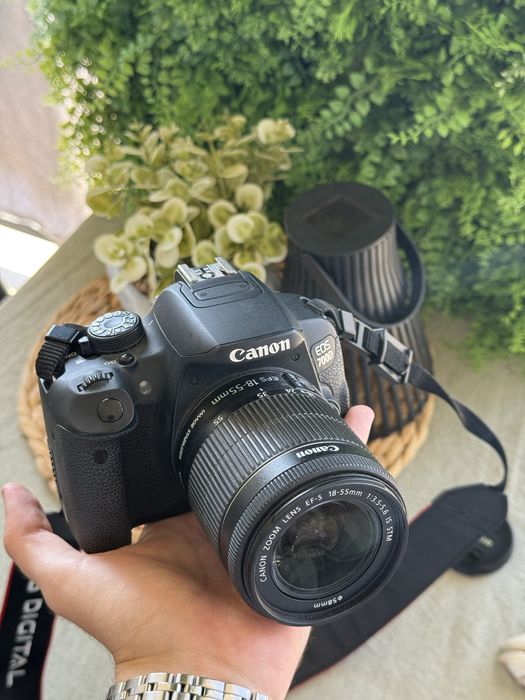 Canon EOS 700D + оригинален обектив + батерия и зарядно